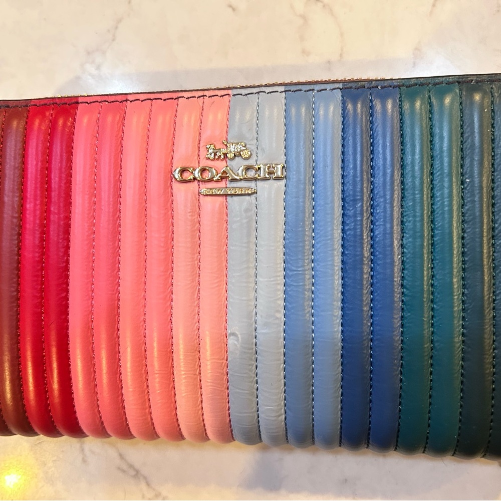 Authentic Coach Quilted Leather Medium Zip Wallet In Excellent Condition